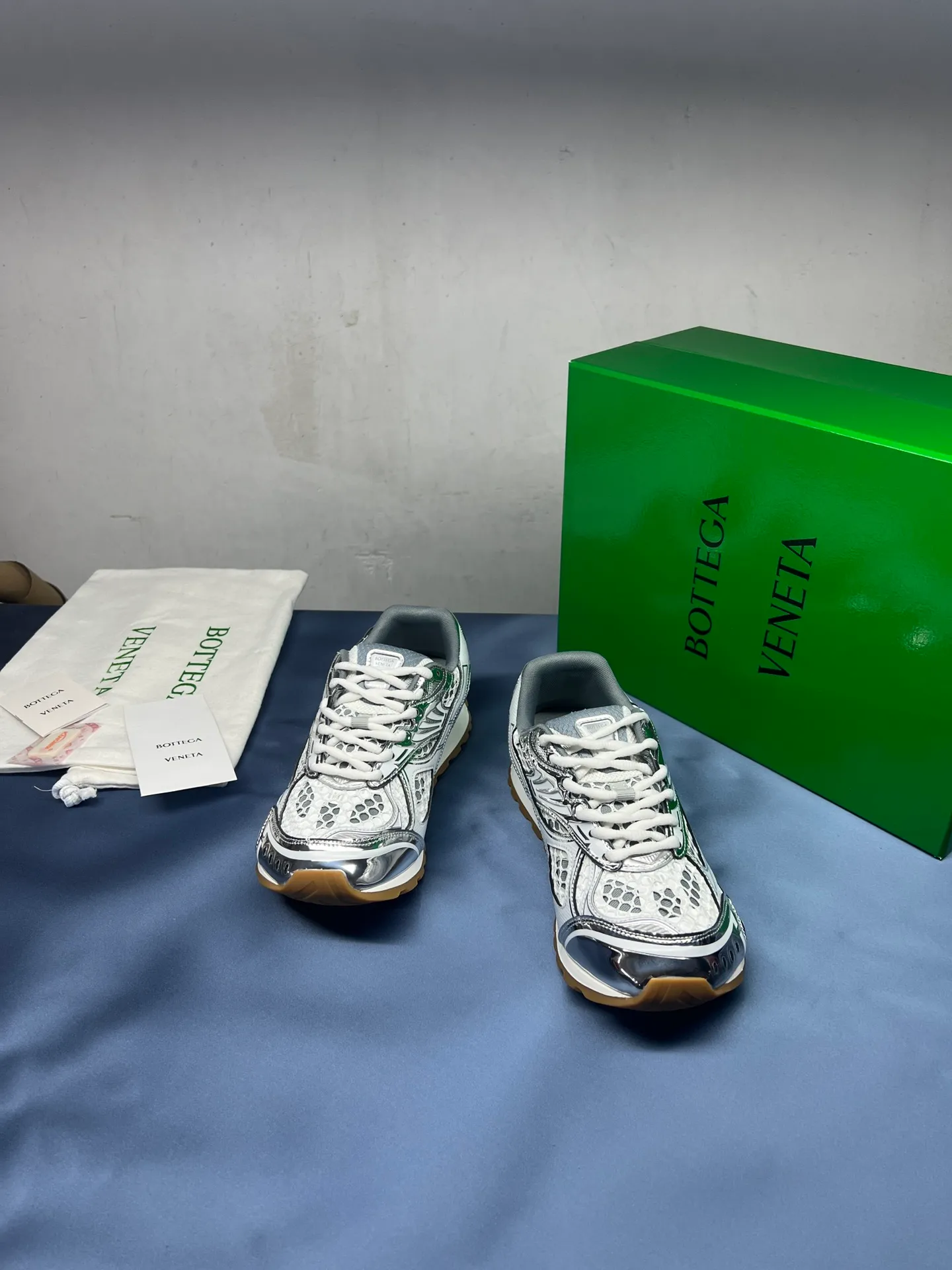 👟👟Ex-factory price 600👟👟 Men's size +10 Real photos 🔥🔥BV Orbit sneakers Wang Yibo's same style couple's dad shoes Runner sneakers, made of lightweight technical mesh fabric. Matched with geometric pattern designed rubber outsole Wang Zha series high version Look for the package craftsmanship The actual height is much higher, but the legs are still slim. Very nice and playable and durable Matching to the standard 💯 Package shoe technology Look for the high version The outsole is made of color-blocked TPU outsole Women's model 35 36 37 38 39 40 41 (40 41 customized) Men's model 39 40 41 42 43 44 45. (Customized size 45) (Customer logo can be accepted without refund or exchange at a favorable price) Equipped with original packaging